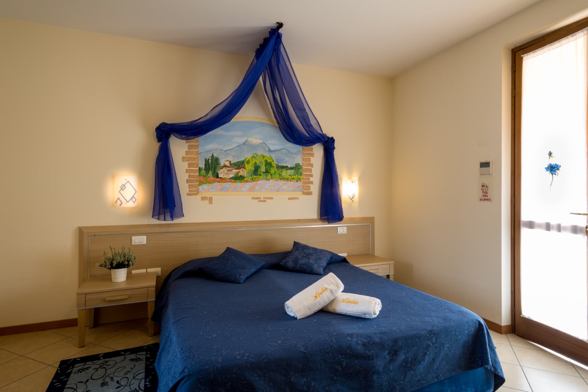 Camera degli anemoni: letto e portafinestra