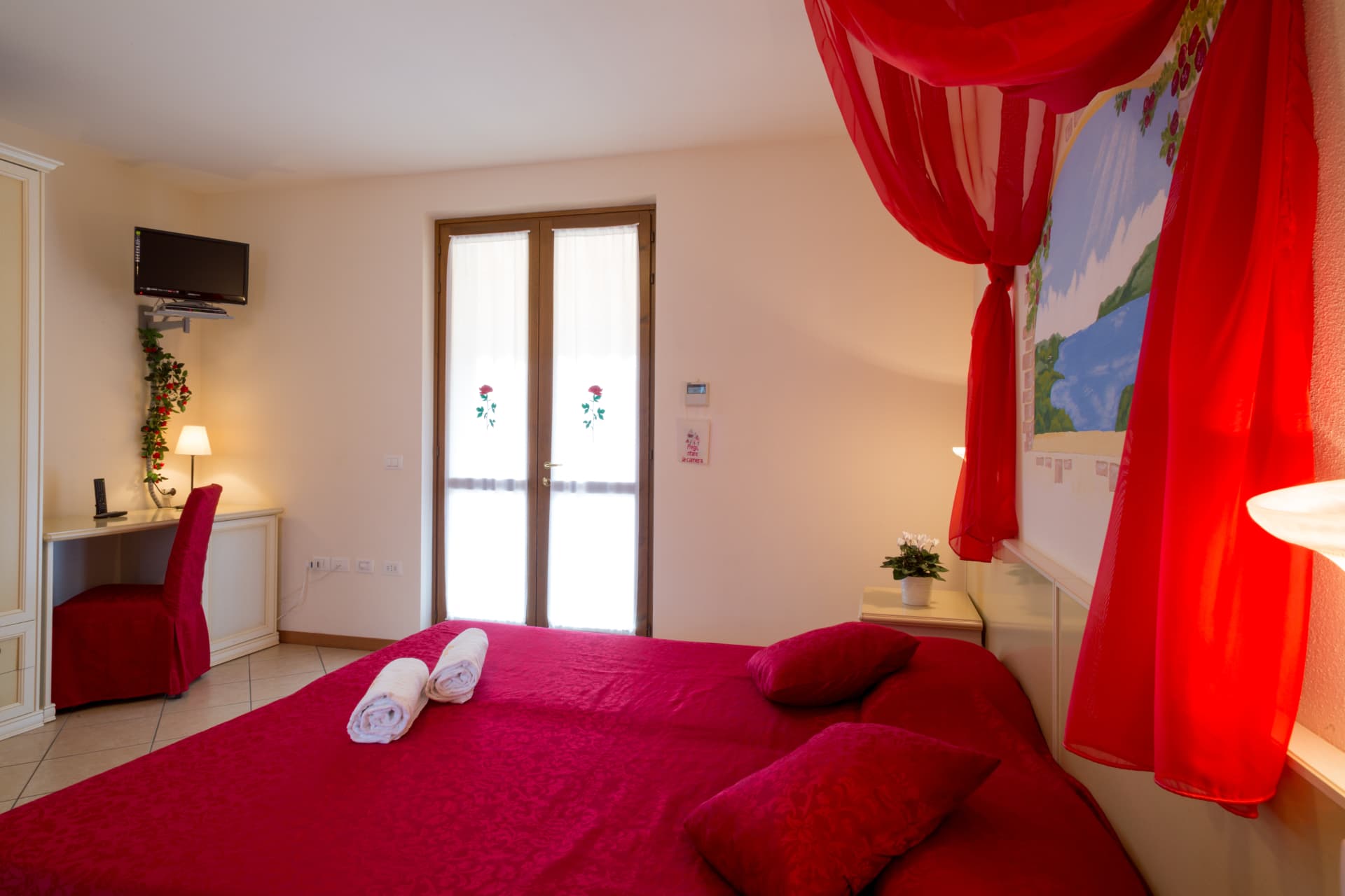 Camera delle Rose: scrivania, TV e portafinestra